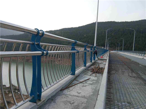 西安不锈钢桥梁护栏的特点及其在桥梁安全中的重要作用