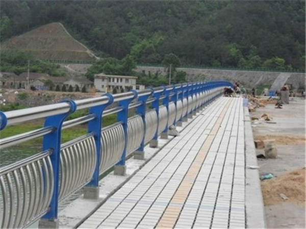 西安不锈钢桥梁护栏的特性及其在现代建筑中的应用